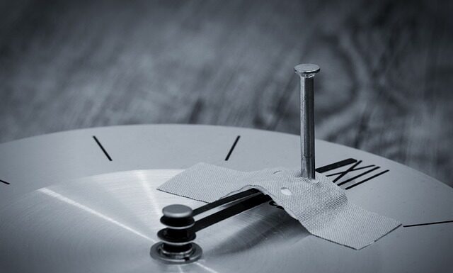 Czym przykleić listwę aluminiową do paneli?