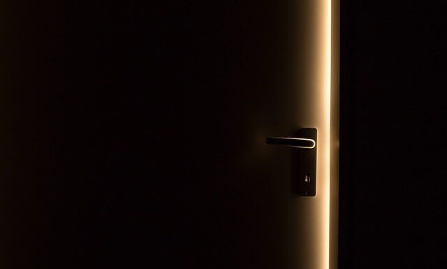 Jaka powinna być szczelina pod drzwiami?