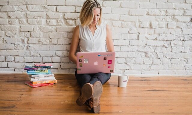 Czy gruntować podłogę pod panele?