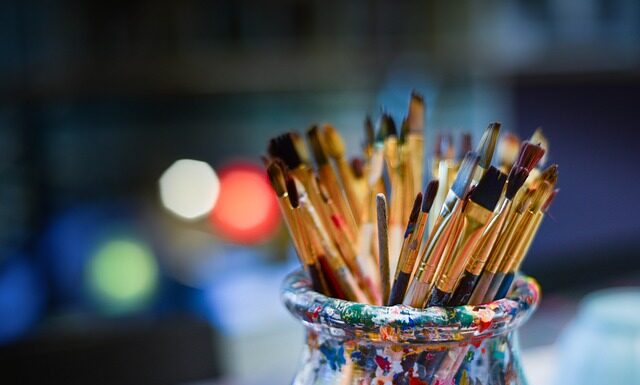 Jaka szczotka do czyszczenia kostki brukowej?